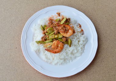 Baharatlı karıştırın kızarmış karides pirinç ile bükülmüş küme fasulye