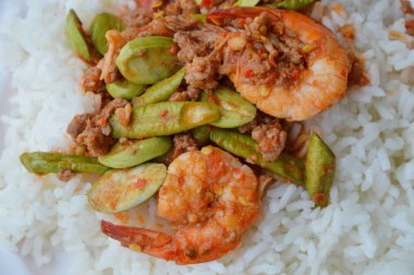 Kızarmış baharatlı heyecan koku fasulye karidesli pirinç