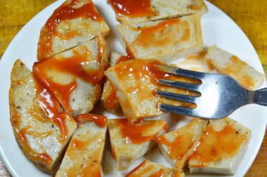 Vietnamca domuz sosis sosu domates sosu bıçak çatal üzerinde derin yağda kızartılmış