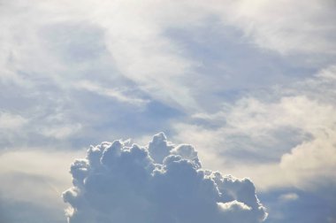 bulutlu gökyüzü güneşli günde üzerinde