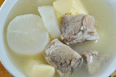 kase üzerinde domuz kemik ve yumurta tofu çorbası ile haşlanmış turp