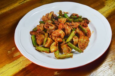 Baharatlı heyecan çanak üzerinde mantar köri ile karışık deniz ürünleri kızarmış