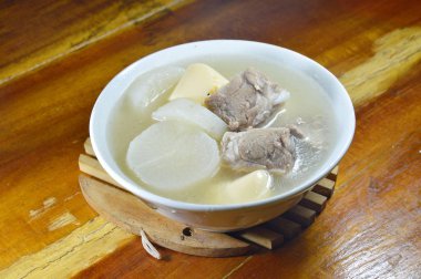 kase üzerinde domuz kemik ve yumurta tofu çorbası ile haşlanmış turp