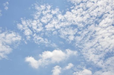 güneşli bir gün üzerinde gökyüzü bulutlu formada