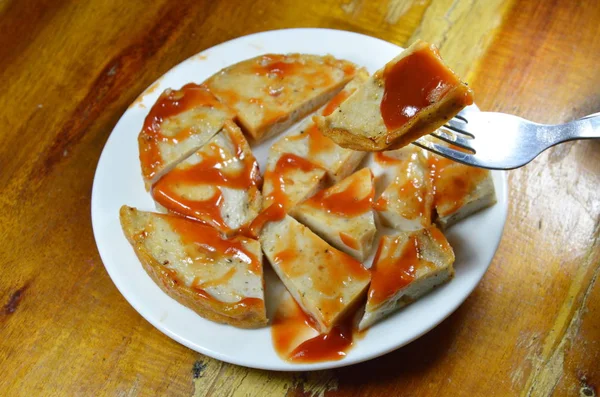 Diepe gebakken Vietnamese varkensworst dompelen ketchup steek op vork — Stockfoto