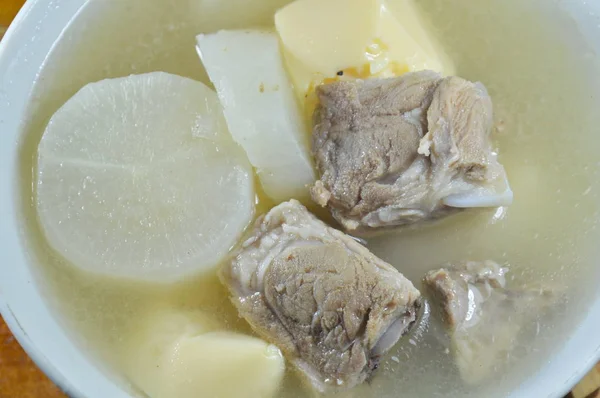 Ravanello bollito con osso di maiale e zuppa di tofu all'uovo sulla ciotola — Foto Stock