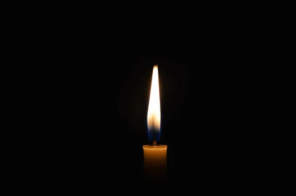 Luz de la vela en la oscuridad —  Fotos de Stock