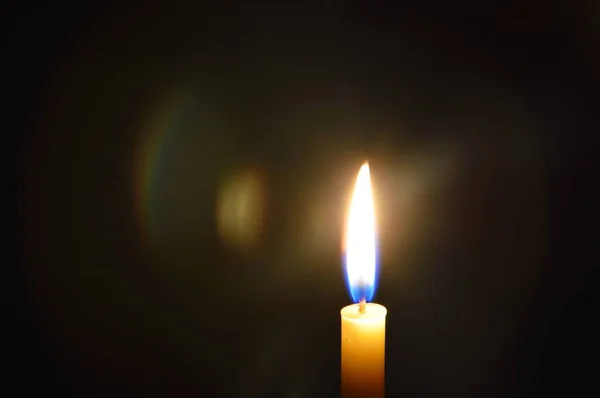 Luce di candela al buio — Foto Stock