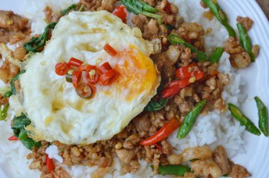 Baharatlı karıştırın yumurta pirinç tepesi fesleğen yaprağı ile kıyılmış domuz kızarmış