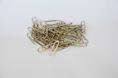 beyaz zemin üzerinde ataç