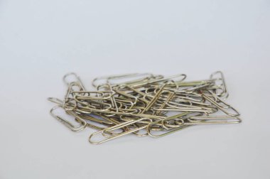 Beyaz arka plan üzerinde beyaz ve gümüş ataç