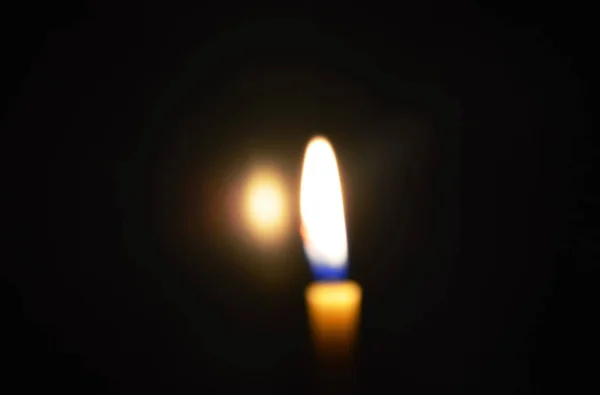 Тусклый свет свечей в темноте — стоковое фото