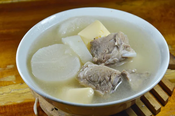 Ravanello bollito con osso di maiale e zuppa di tofu all'uovo sulla ciotola — Foto Stock