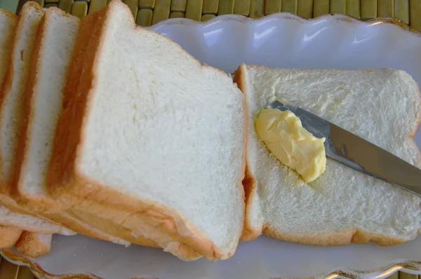 Pane e burro con coltello da tavola — Foto Stock