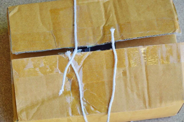 Pacchetto corda tagliata e aperta cassetta postale marrone — Foto Stock
