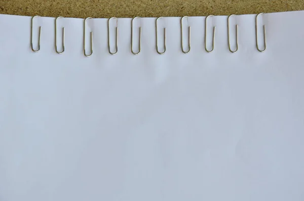 Penjepit kertas di atas kertas putih — Stok Foto