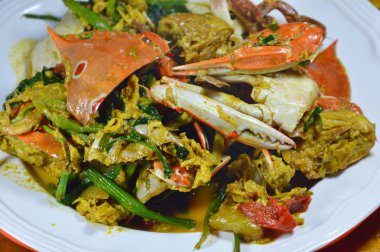 çanak üzerinde kızarmış çiçek yengeç sarı köri ile karıştırın