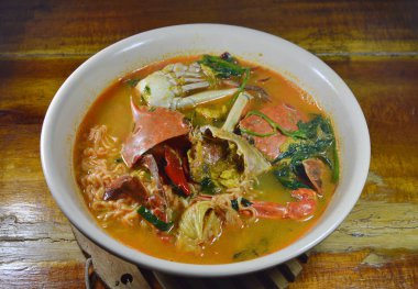 haşlanmış anlık noodle çiçek ile yengeç köri kupa