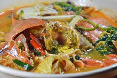 haşlanmış anlık noodle çiçek ile yengeç köri kupa