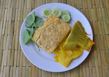 Sahanda yumurta ve turşu bambu sürgün mango balık köri pirinç