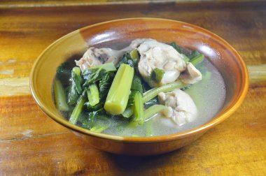 Tavuk bacağı çorbası kupa ile haşlanmış Çin lahanası