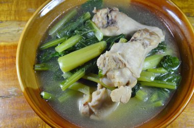 Tavuk bacağı çorbası kupa ile haşlanmış Çin lahanası