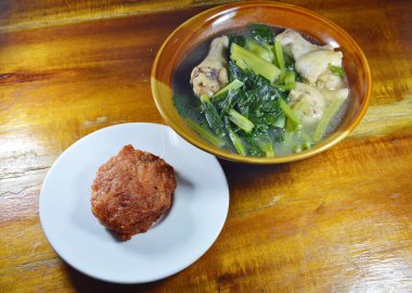 derin yağda kızartılmış kıyılmış domuz eti ve masada Çince lahana çorbası