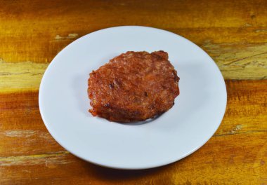 derin yağda kızartılmış yemek üzerinde kıyılmış domuz eti