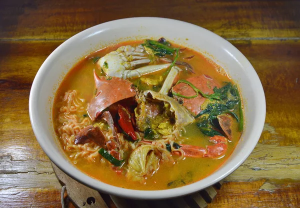 Mie instan rebus dengan kari kepiting bunga di mangkuk — Stok Foto