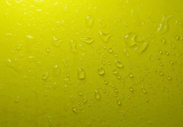 Goccia d'acqua sul bordo giallo della schiuma di gomma — Foto Stock