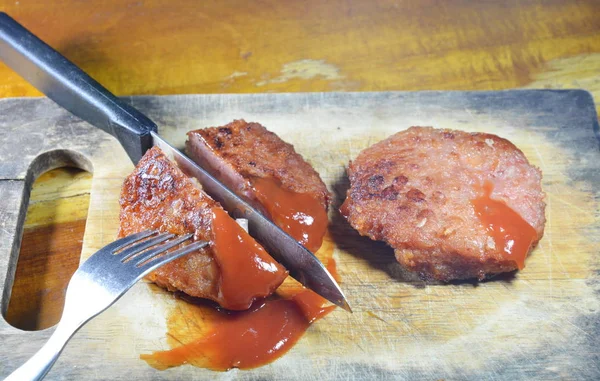 Daging babi panggang cincang saus dan irisan pada balok pemenggalan — Stok Foto
