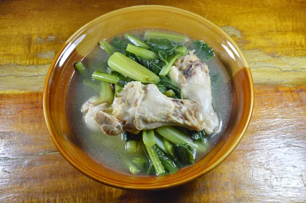 Cavolo cinese bollito con zuppa di coscia di pollo sulla ciotola — Foto Stock