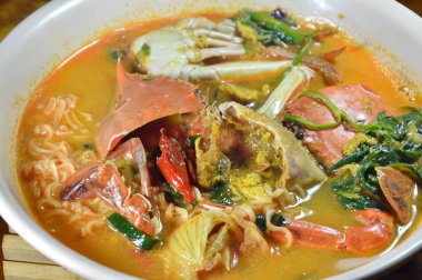 haşlanmış anlık noodle çiçek ile yengeç köri kupa