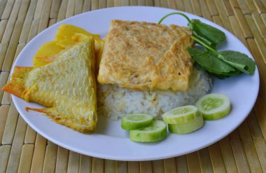 Sahanda yumurta ve turşu bambu sürgün mango balık köri pirinç