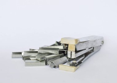 Beyaz arka plan üzerinde zımba ve dolum tel