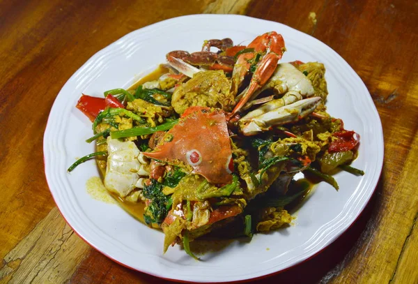 Mélanger le crabe-fleur frit avec du curry jaune sur une assiette — Photo