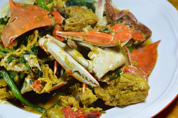 Revuelva el cangrejo de flor frita con curry amarillo en el plato —  Fotos de Stock