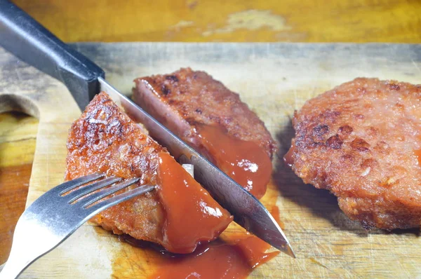 Digoreng daging babi panggang saus tomat irisan pada blok pemenggalan — Stok Foto