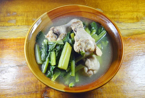 煮大白菜与鸡腿汤在碗 — 图库照片