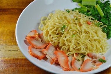 sarı noodle ile dilim kırmızı Barbekü plaka üzerinde