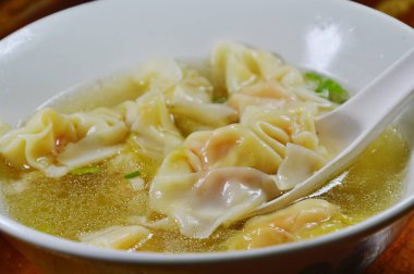 kaşık üzerinde net çorbası domuz eti hamur tatlısı