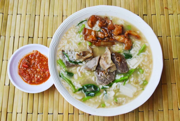 Bubur nasi rebus dengan isi perut babi di mangkuk dan pasta cabai — Stok Foto