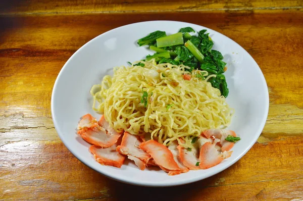 Nouille chinoise aux œufs avec tranche de barbecue rouge sur assiette — Photo