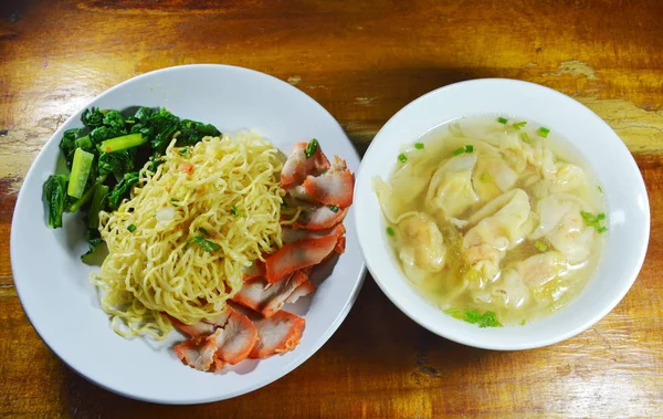 Mie telur dengan daging babi barbekyu dan sup pangsit Cina — Stok Foto