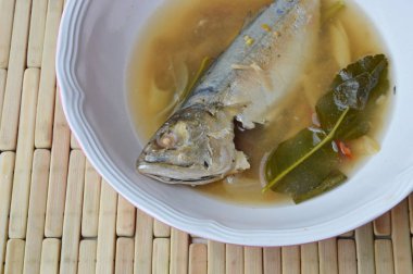 Kupa haşlanmış uskumru baharatlı ve ekşi çorba