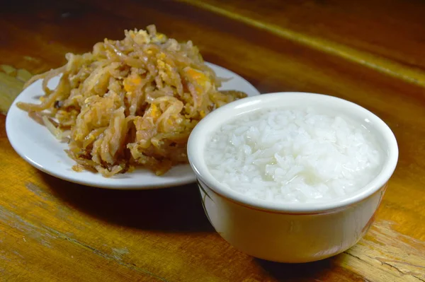 Aduk lobak acar manis goreng dengan telur dan bubur beras — Stok Foto