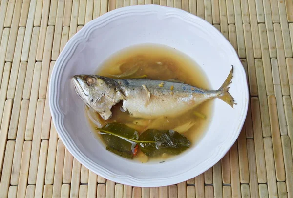 Zuppa di sgombro bollito piccante e aspro sulla ciotola — Foto Stock