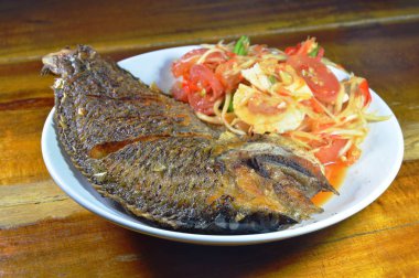 derin kızarmış mango balık soyunma papaya baharatlı salata tuzlu yumurta tepesi