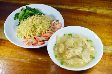 sarı noodle ile barbekü domuz eti ve Çin dumpling çorbası