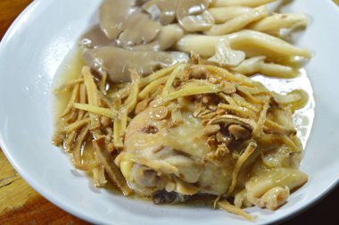 haşlanmış tavuk mantar ve soya fasulyesi yapıştırın üzerinde çanak içinde zencefil dilim